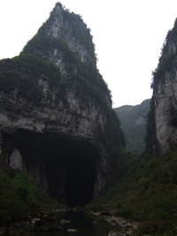 Le porche amont de la grotte-tunnel de Qilongdong 骑龙洞, (Xiantang 羡塘镇, Huishui 惠水, Guizhou 贵州省, Qiannan 黔南, Chine 中国).