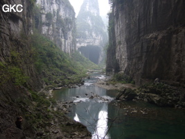 Le porche amont de la grotte-tunnel de Qilongdong 骑龙洞, vu de la résurgence de Yanzidong 燕子洞 (Xiantang 羡塘镇, Huishui 惠水, Guizhou 贵州省, Qiannan 黔南, Chine 中国).