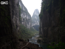 Le porche amont de la grotte-tunnel de Qilongdong 骑龙洞, vu de la résurgence de Yanzidong 燕子洞 (Xiantang 羡塘镇, Huishui 惠水, Guizhou 贵州省, Qiannan 黔南, Chine 中国).