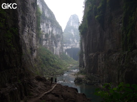 Le porche amont de la grotte-tunnel de Qilongdong 骑龙洞, vu de la résurgence de Yanzidong 燕子洞 (Xiantang 羡塘镇, Huishui 惠水, Guizhou 贵州省, Qiannan 黔南, Chine 中国).