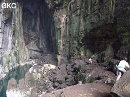 Les vires sont couvertes d'un guano brun d'hirondelles et de chauves-souris - Grotte résurgence de Yanzidong 燕子洞 (Xiantang 羡塘镇, Huishui 惠水, Guizhou 贵州省, Qiannan 黔南, Chine 中国).