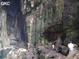 Les vires sont couvertes d'un guano brun d'hirondelles et de chauves-souris - Grotte résurgence de Yanzidong 燕子洞 (Xiantang 羡塘镇, Huishui 惠水, Guizhou 贵州省, Qiannan 黔南, Chine 中国).