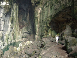 Les vires sont couvertes d'un guano brun d'hirondelles et de chauves-souris - Grotte résurgence de Yanzidong 燕子洞 (Xiantang 羡塘镇, Huishui 惠水, Guizhou 贵州省, Qiannan 黔南, Chine 中国).