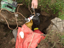 L'orifice du puits (P37) d'entrée de la grotte de Patankeng 怕探坑 est extrêmement étroit. (Fuyan 桴焉, Zheng'an 正安, Zunyi Shi 遵义市, Guizhou 贵州省, Chine 中国).