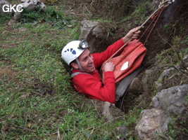 L'orifice du puits (P37) d'entrée de la grotte de Patankeng 怕探坑 est extrêmement étroit. (Fuyan 桴焉, Zheng'an 正安, Zunyi Shi 遵义市, Guizhou 贵州省, Chine 中国).