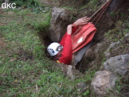 L'orifice du puits (P37) d'entrée de la grotte de Patankeng 怕探坑 est extrêmement étroit. (Fuyan 桴焉, Zheng'an 正安, Zunyi Shi 遵义市, Guizhou 贵州省, Chine 中国).