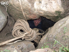 L'orifice du puits (P37) d'entrée de la grotte de Patankeng 怕探坑 est extrêmement étroit. (Fuyan 桴焉, Zheng'an 正安, Zunyi Shi 遵义市, Guizhou 贵州省, Chine 中国).