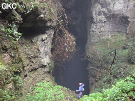 Sun Ke Ning dans le puits d'entrée de la grotte de Xiangshuidong 响水洞 (Fuyan 桴焉, Zheng'an 正安, Zunyi Shi 遵义市, Guizhou 贵州省, Chine)