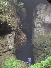 Sun Ke Ning dans le puits d'entrée de la grotte de Xiangshuidong 响水洞 (Fuyan 桴焉, Zheng'an 正安, Zunyi Shi 遵义市, Guizhou 贵州省, Chine)