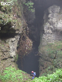 Sun Ke Ning dans le puits d'entrée de la grotte de Xiangshuidong 响水洞 (Fuyan 桴焉, Zheng'an 正安, Zunyi Shi 遵义市, Guizhou 贵州省, Chine)