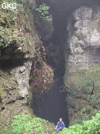 Sun Ke Ning dans le puits d'entrée de la grotte de Xiangshuidong 响水洞 (Fuyan 桴焉, Zheng'an 正安, Zunyi Shi 遵义市, Guizhou 贵州省, Chine)