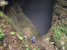 Sun Ke Ning et Li Ming Song dans le puits d'entrée de la grotte de Xiangshuidong 响水洞 (Fuyan 桴焉, Zheng'an 正安, Zunyi Shi 遵义市, Guizhou 贵州省, Chine)