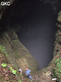 Sun Ke Ning dans le puits d'entrée de la grotte de Xiangshuidong 响水洞 (Fuyan 桴焉, Zheng'an 正安, Zunyi Shi 遵义市, Guizhou 贵州省, Chine)