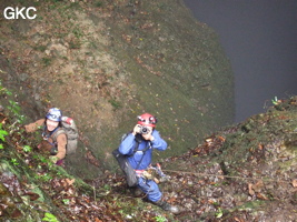 Sun Ke Ning et Li Ming Song dans le puits d'entrée de la grotte de Xiangshuidong 响水洞 (Fuyan 桴焉, Zheng'an 正安, Zunyi Shi 遵义市, Guizhou 贵州省, Chine)