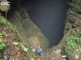 Sun Ke Ning et Li Ming Song dans le puits d'entrée de la grotte de Xiangshuidong 响水洞 (Fuyan 桴焉, Zheng'an 正安, Zunyi Shi 遵义市, Guizhou 贵州省, Chine)