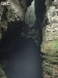 Puits d'entrée de la grotte de Xiangshuidong 响水洞 (Fuyan 桴焉, Zheng'an 正安, Zunyi Shi 遵义市, Guizhou 贵州省, Chine)
