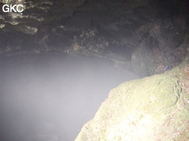 Sun Ke Ning dans le puits d'entrée de la grotte de Xiangshuidong 响水洞 (Fuyan 桴焉, Zheng'an 正安, Zunyi Shi 遵义市, Guizhou 贵州省, Chine)