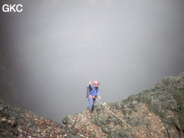 La brume monte dans puits d'entrée de la grotte de Xiangshuidong 响水洞 (Fuyan 桴焉, Zheng'an 正安, Zunyi Shi 遵义市, Guizhou 贵州省, Chine)