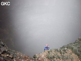 La brume monte dans puits d'entrée de la grotte de Xiangshuidong 响水洞 (Fuyan 桴焉, Zheng'an 正安, Zunyi Shi 遵义市, Guizhou 贵州省, Chine)