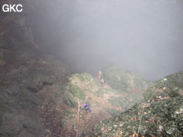 La brume monte dans puits d'entrée de la grotte de Xiangshuidong 响水洞 (Fuyan 桴焉, Zheng'an 正安, Zunyi Shi 遵义市, Guizhou 贵州省, Chine)