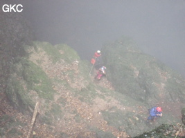 La brume monte dans le puits d'entrée de la grotte de Xiangshuidong 响水洞 (Fuyan 桴焉, Zheng'an 正安, Zunyi Shi 遵义市, Guizhou 贵州省, Chine)