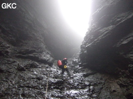 Dans le puits d'entrée de la grotte de Xiangshuidong 响水洞 (Fuyan 桴焉, Zheng'an 正安, Zunyi Shi 遵义市, Guizhou 贵州省, Chine)