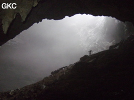 Yéti ? non topographe, au bas du puits d'entrée de la grotte de  Xiangshuidong 响水洞 (Fuyan 桴焉, Zheng'an 正安, Zunyi Shi 遵义市, Guizhou 贵州省, Chine)