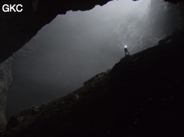 En bas du puits d'entrée de la grotte de Xiangshuidong 响水洞 (Fuyan 桴焉, Zheng'an 正安, Zunyi Shi 遵义市, Guizhou 贵州省, Chine)