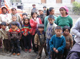 L'arrivée au village de Heibai provoque un attroupement c'est bien la première fois qu'on voit ici des longs nez en chair et en os ! (Panxian, Guizhou)