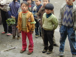 L'arrivée au village de Heibai provoque un attroupement c'est bien la première fois qu'on voit ici des longs nez en chair et en os ! (Panxian, Guizhou)