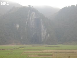 Le porche d'entrée de Dadong 大洞, ouverture béante sur la bordure nord du poljé de Rangshuiba. (Suiyang 绥阳, Zunyi 遵义市, Guizhou 贵州省, Chine).