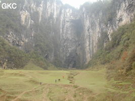 En approche vers le porche de la grotte de Dadong 大洞 (Wenquan, Suiyang 绥阳, Zunyi, 遵义市 Guizhou 贵州省)