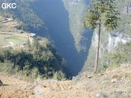 La grande doline en coque de bateau de Longtanzi 龙潭子. A sa base elle a recoupé la rivière souterraine matérialisant ainsi les entrées amont et aval de Longtanzi. (Wenquan, Suiyang, Zunyi, Guizhou)