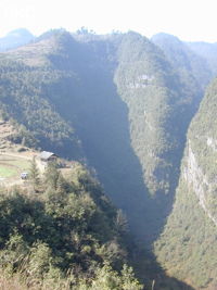 La grande doline en coque de bateau de Longtanzi 龙潭子. A sa base elle a recoupé la rivière souterraine matérialisant ainsi les entrées amont et aval de Longtanzi. (Wenquan, Suiyang, Zunyi, Guizhou)