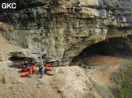 A l'entrée de la Grotte de Pixiaodong 皮硝洞 - réseau de Shuanghedong 双河洞 - (Wenquan, Suiyang 绥阳, Zunyi 遵义市, Guizhou 贵州省, Chine 中国)