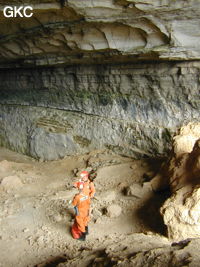 A l'entrée de la Grotte de Pixiaodong 皮硝洞 - réseau de Shuanghedong 双河洞 - (Wenquan, Suiyang 绥阳, Zunyi 遵义市, Guizhou 贵州省, Chine 中国).