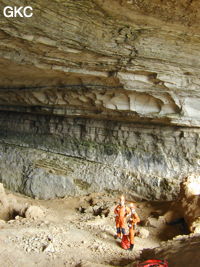 A l'entrée de la Grotte de Pixiaodong 皮硝洞 - réseau de Shuanghedong 双河洞 - (Wenquan, Suiyang 绥阳, Zunyi 遵义市, Guizhou 贵州省, Chine 中国)