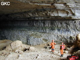 A l'entrée de la Grotte de Pixiaodong 皮硝洞 - réseau de Shuanghedong 双河洞 - (Wenquan, Suiyang 绥阳, Zunyi 遵义市, Guizhou 贵州省, Chine 中国)