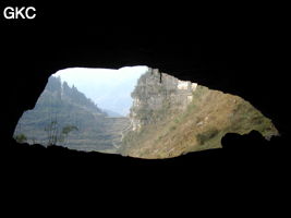 En contre jour le porche d'entrée de la grotte de Pixiaodong 皮硝洞  - réseau de Shuanghedong 双河洞 - (Wenquan, Suiyang 绥阳, Zunyi 遵义市, Guizhou 贵州省, Chine 中国) 