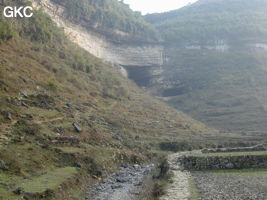 Vu du nord, le porche d'entrée de la grotte Pixiaodong 皮硝洞 (à gauche) et le porche borgne (à droite) - réseau de Shuanghedong 双河洞 - (Wenquan, Suiyang 绥阳, Zunyi 遵义市, Guizhou 贵州省, Chine 中国) 