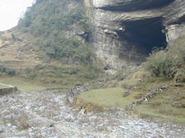 Le grand porche d'entrée de la grotte-perte de Xiadong 下洞 - réseau de Shuanghedong 双河洞 - (Wenquan, Suiyang 绥阳, Zunyi 遵义市, Guizhou 贵州省, Chine 中国) 