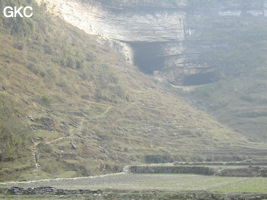 Vu du nord, le porche d'entrée de la grotte Pixiaodong 皮硝洞 (à gauche) et le porche borgne (à droite) - réseau de Shuanghedong 双河洞 - (Wenquan, Suiyang 绥阳, Zunyi 遵义市, Guizhou 贵州省, Chine 中国) 