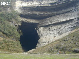 Le grand porche d'entrée de la grotte-perte de Xiadong 下洞 - réseau de Shuanghedong 双河洞 - (Wenquan, Suiyang 绥阳, Zunyi 遵义市, Guizhou 贵州省, Chine 中国) 