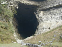 Le grand porche d'entrée de la grotte-perte de Xiadong 下洞 - réseau de Shuanghedong 双河洞 - (Wenquan, Suiyang 绥阳, Zunyi 遵义市, Guizhou 贵州省, Chine 中国) 