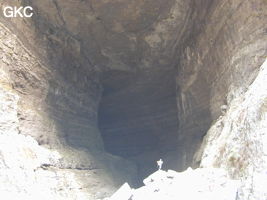 La vaste galerie d'entrée de la grotte-perte de Xiadong 下洞 - réseau de Shuanghedong 双河洞 - (Wenquan, Suiyang 绥阳, Zunyi 遵义市, Guizhou 贵州省, Chine 中国) 