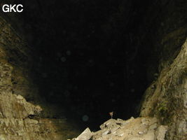 La vaste galerie d'entrée de la grotte-perte de Xiadong 下洞 - réseau de Shuanghedong 双河洞 - (Wenquan, Suiyang 绥阳, Zunyi 遵义市, Guizhou 贵州省, Chine 中国) 