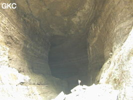 La vaste galerie d'entrée de la grotte-perte de Xiadong 下洞 - réseau de Shuanghedong 双河洞 - (Wenquan, Suiyang 绥阳, Zunyi 遵义市, Guizhou 贵州省, Chine 中国) 