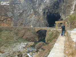 Le pont à l'entrée de la puissante résurgence de la rivière Gesohe 革索出口,. (Panxian, Liupanshui, Guizhou)