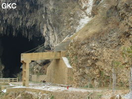 Au premier plan le déversoir de crue de la prise d'eau, Derrière le porche d'entrée de la puissante résurgence de la rivière Gesohe 革索出口,. (Panxian, Liupanshui, Guizhou)