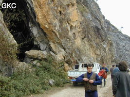 L'entrée de Dashidong ou grotte des Tuyaux a été partiellement ouverte lors de la construction de la piste. Cette cavité est situé à mi-pente en rive gauche de la profonde vallée de la gesohe en aval de la résurgence(Panxian, Guizhou)